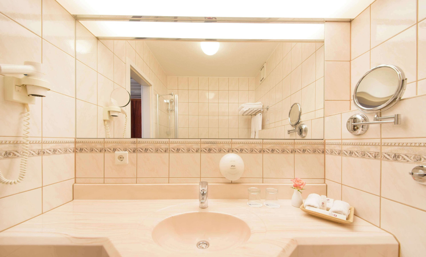 Bathroom 4, Best Western Plus Delta Park Hotel, Mannheim