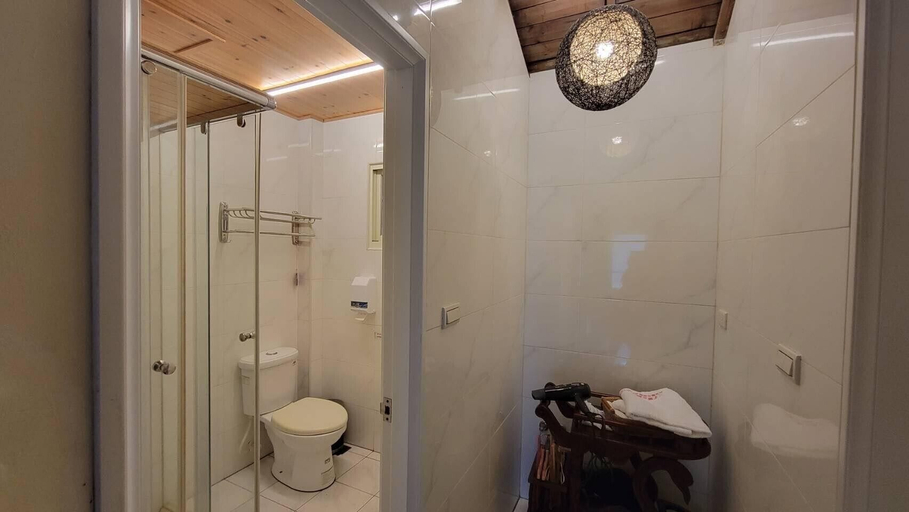 Bathroom 5, Lohas Gallery Long Stay Hostel, New Taipei City