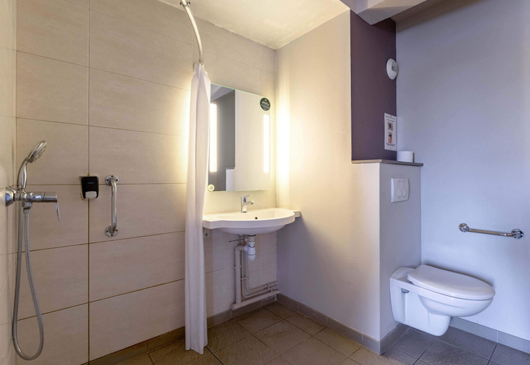 Bathroom 5, B&B Hôtel Yvetot, Seine-Maritime