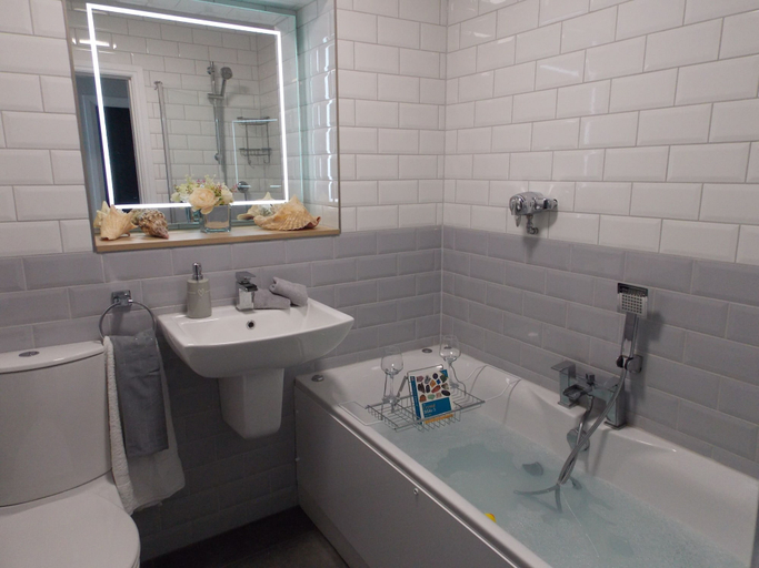 Bathroom 3, Eden Suite Sasco Apartments, Blackpool