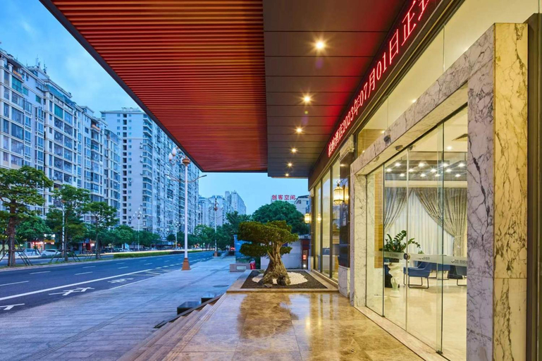 Exterior & Views