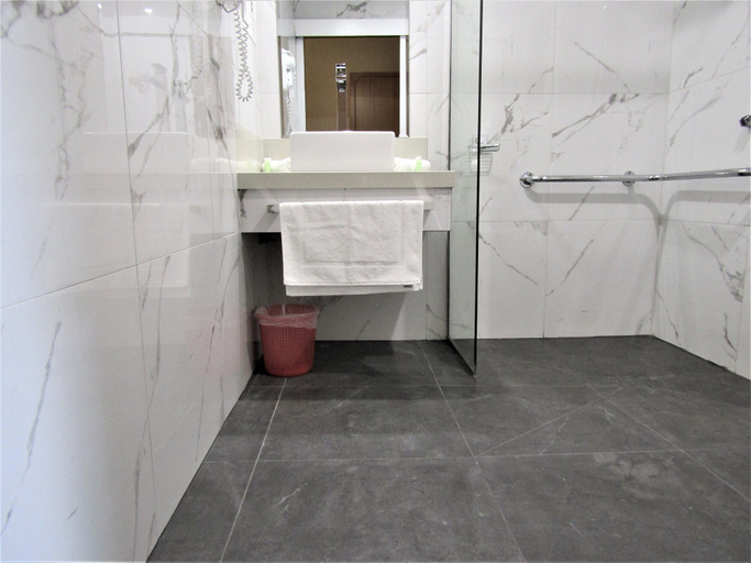 Bathroom 5, St Georges Motor Inn, Melbourne
