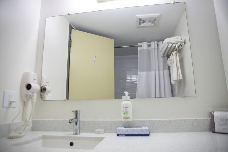 Bathroom 4, Ramada by Wyndham Dawson Creek, Peace River
