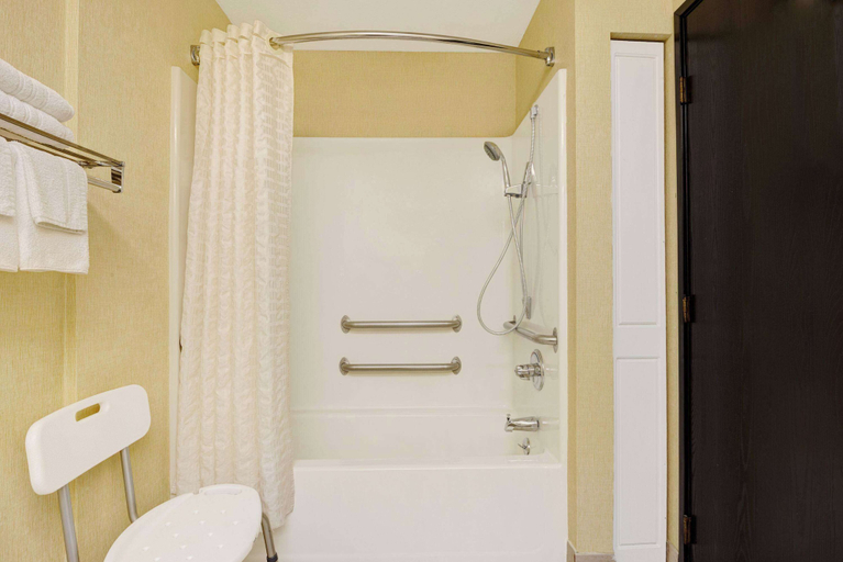 Bathroom 4, Super 8 by Wyndham Hutchinson, Reno