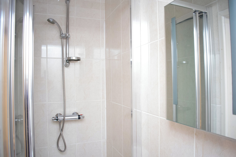 Bathroom 5, Royal Square Hotel - NEC & Birmingham Airport, Solihull