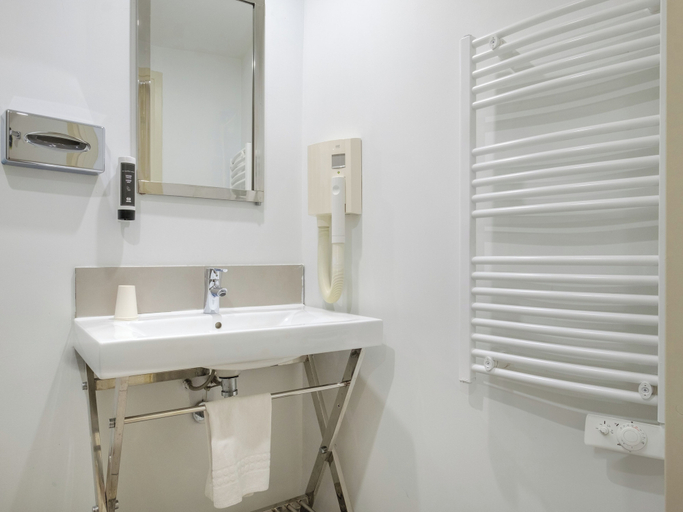 Bathroom 3, B&B HOTEL Antibes Juan-les-Pins, Alpes-Maritimes