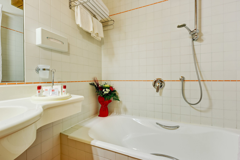 Bathroom 5, Parc Hotel, Verona