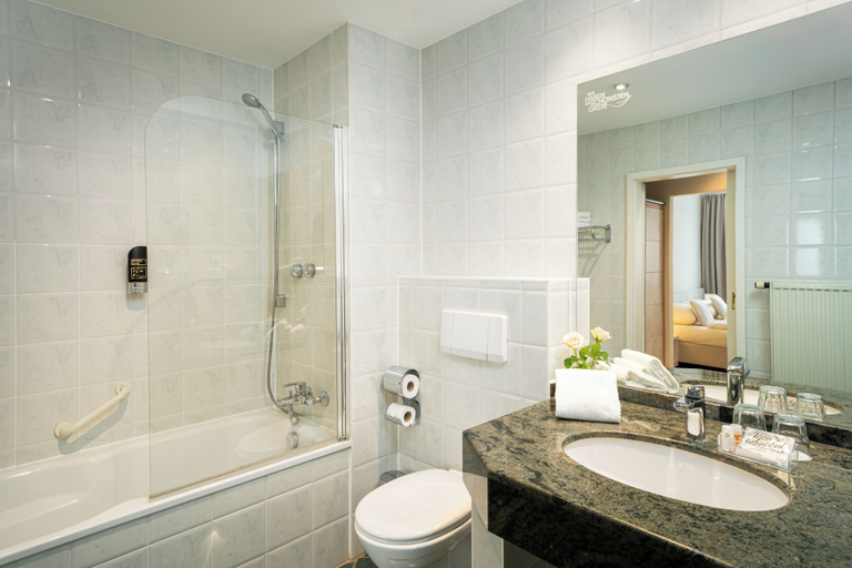 Bathroom 5, QU Hotel, Trademark Collection by Wyndham, Augsburg