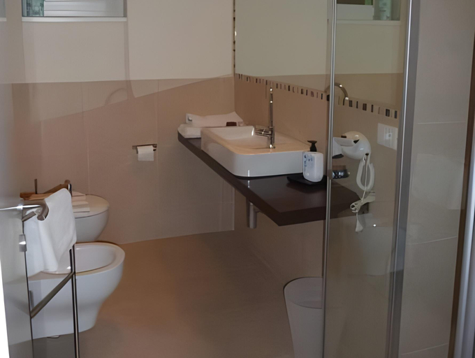 Bathroom 10