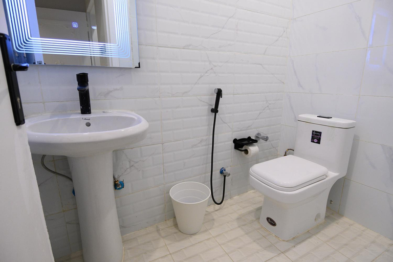 Bathroom 3, استديو أنيق وشقة 3 غرف نوم وصاله بجانب البوليفارد, Riyadh