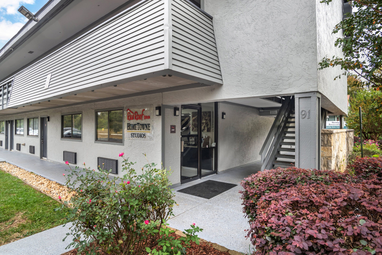 Exterior & Views 1, HomeTowne Studios by Red Roof Greenville, Greenville