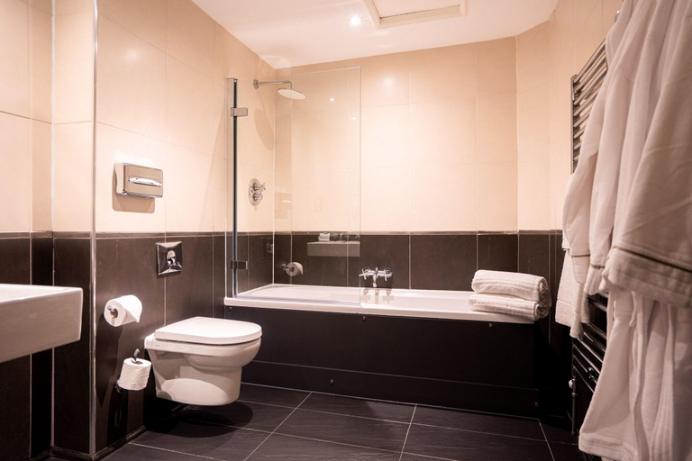 Bathroom 4, 62 Castle Street, Sefton