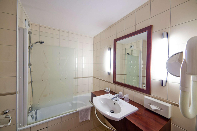 Bathroom 5, Kyriad Prestige Clermont-Ferrand, Puy-de-Dôme