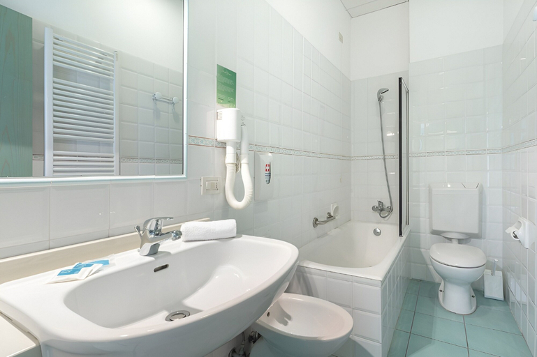 Bathroom 3, Hotel Serapo, Latina