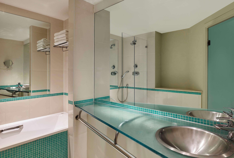 Bathroom 4, Park Plaza Nottingham, Nottingham
