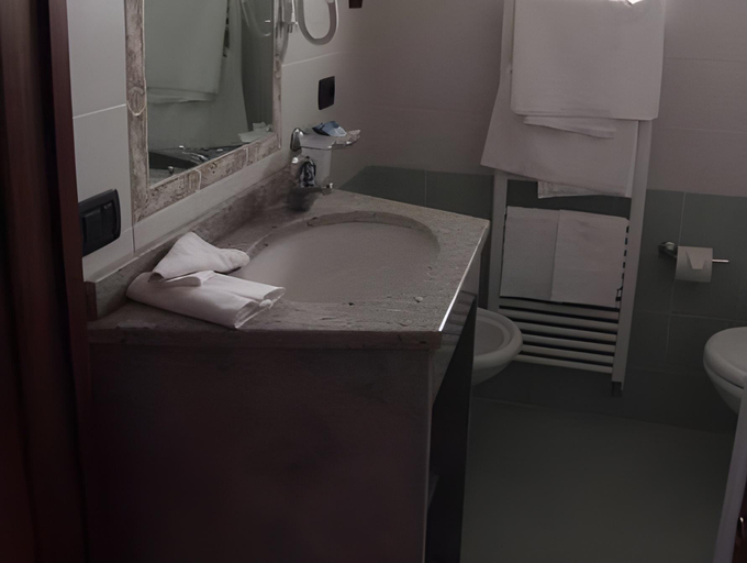 Bathroom 10