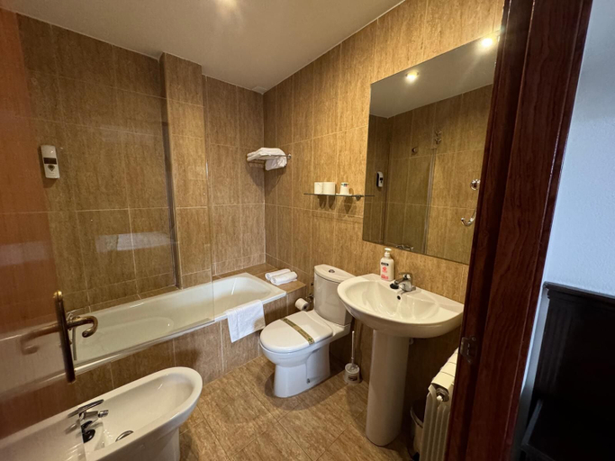 Bathroom 5, Hotel La Fuente, Salamanca