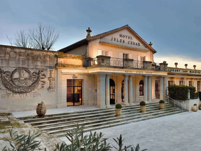 Exterior & Views