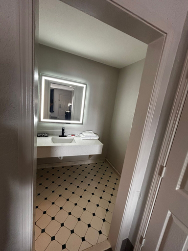 Bathroom 3, Quality Inn & Suites, Jefferson
