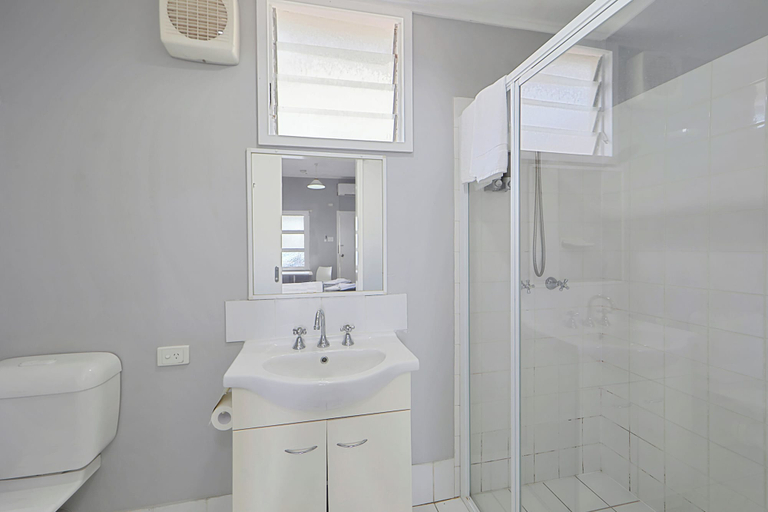 Bathroom 4, Ned Kelly's Motel, Maryborough