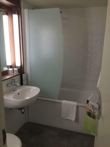 Bathroom 4, Campanile Nimes Centre, Gard