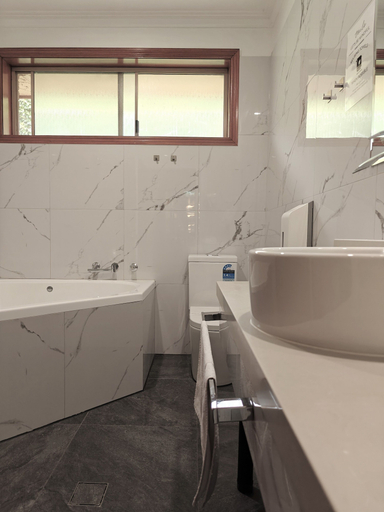 Bathroom 5, St Georges Motor Inn, Melbourne