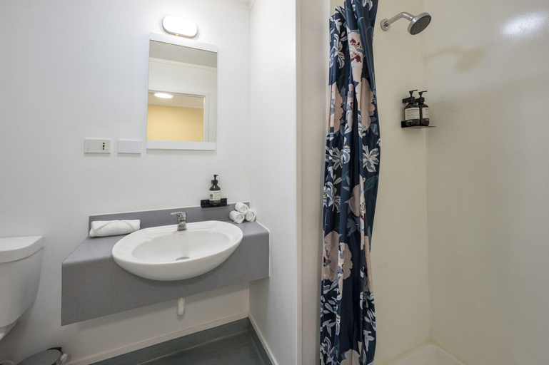 Bathroom 3, Fenton Court Motel, Rotorua
