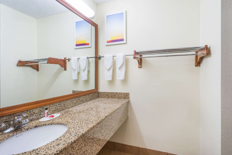 Bathroom 4, Days Inn by Wyndham Raleigh Midtown, Wake