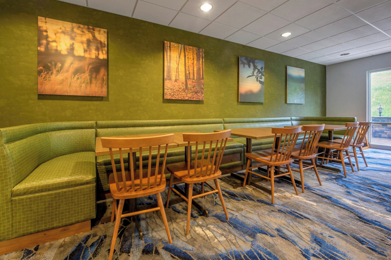Food & Drinks 5, Fairfield Inn & Suites by Marriott Slippery Rock, Butler