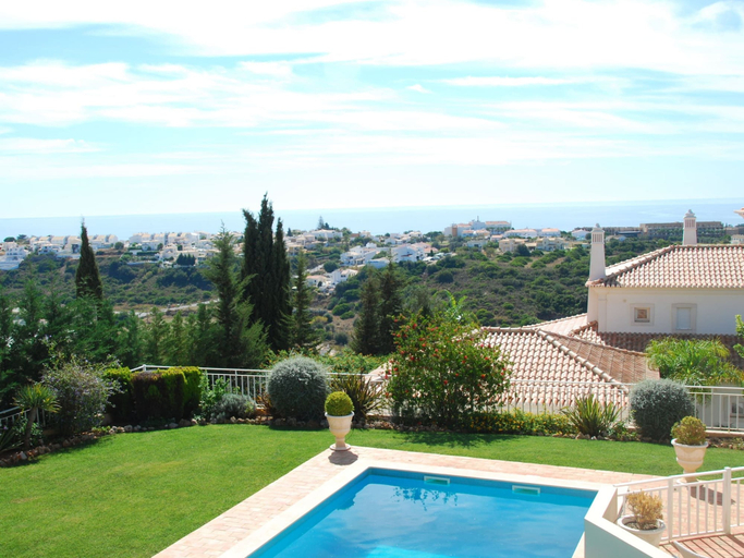 Sport & Beauty 5, Lavish Villa with Private Swimming Pool, Albufeira