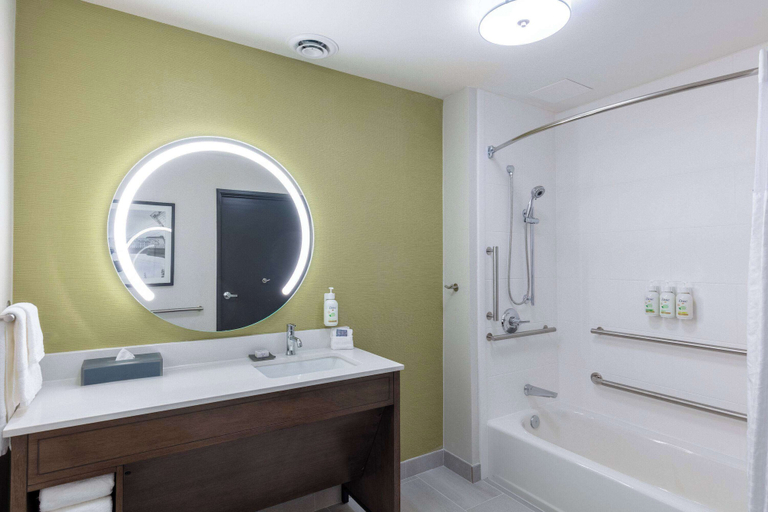 Bathroom 5, La Quinta Inn & Suites by Wyndham Centralia, Lewis