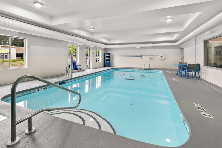 Sport & Beauty 5, Spark by Hilton Commerce, GA, Banks