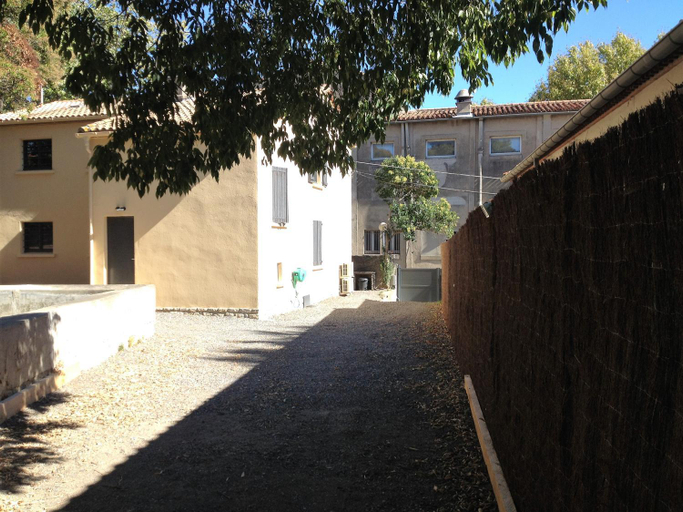 AU VIEUX LAVOIR avec Parking prive, Jardin , Climatisation, a 500 m de la cite, Aude