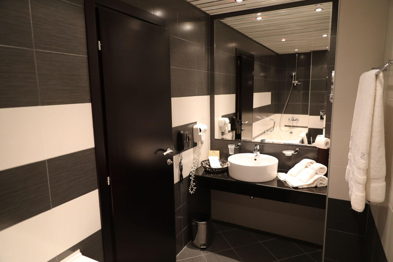 Bathroom 5, Cosmopolitan, Rousse