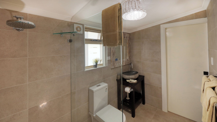 Bathroom 3, Dubbo Rhino Lodge, Dubbo - Pt A