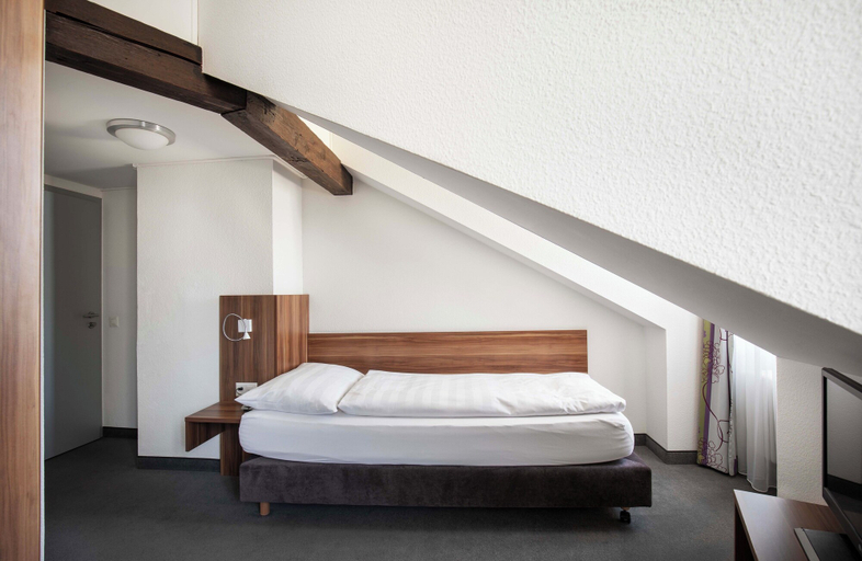 Bedroom 3, Hotel Restaurant Resslirytti, Basel