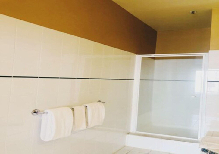 Bathroom 4, VR Hamilton, Hamilton