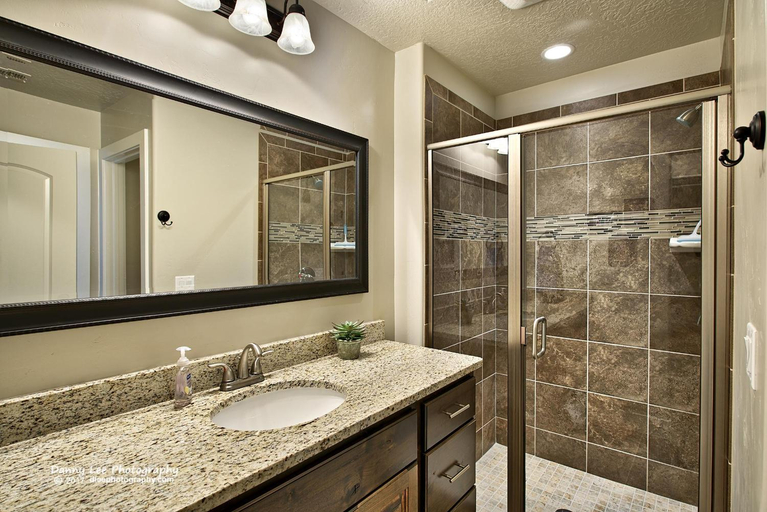 Bathroom 3, The Dixie Life, Washington