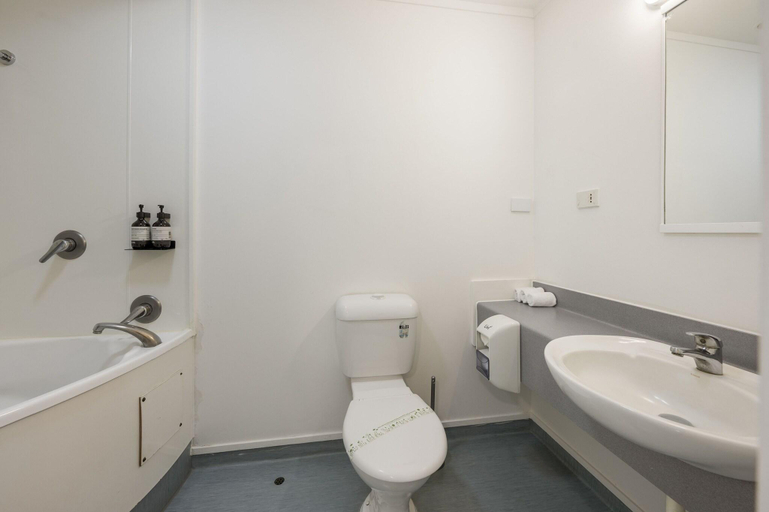 Bathroom 3, Fenton Court Motel, Rotorua