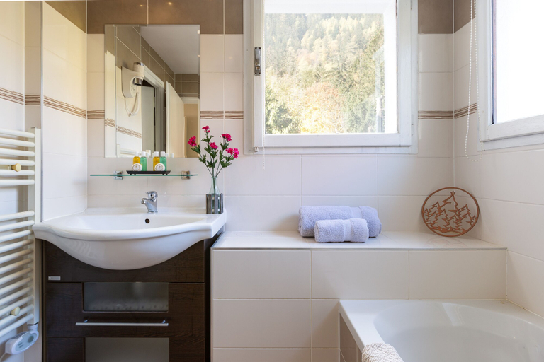 Bathroom 4, Chalet Hôtel La Sapinière, Haute-Savoie
