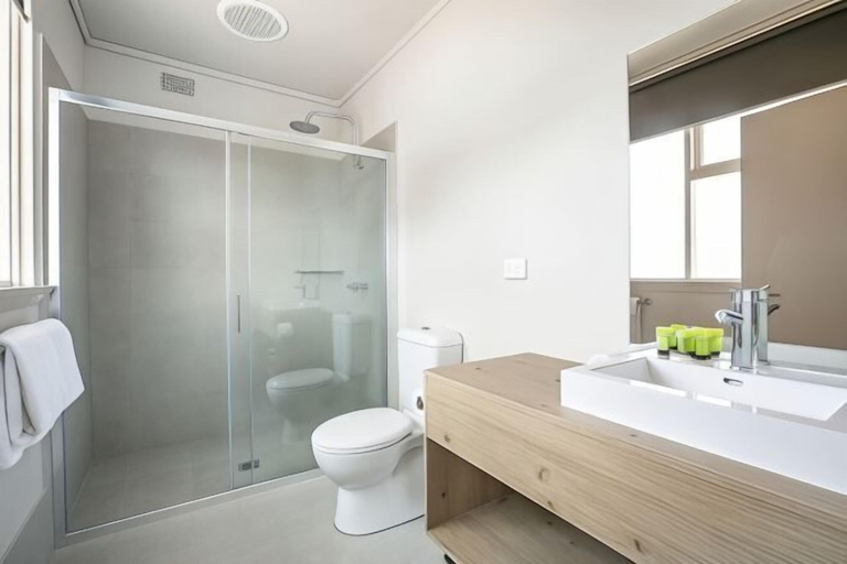 Bathroom 10