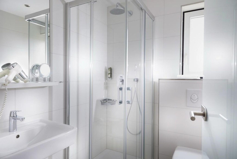 Bathroom 4, Hotel Derichsweiler Hof, Oberbergischer Kreis