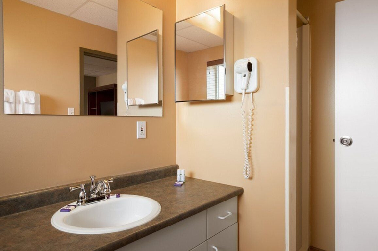 Bathroom 4, Central Suite Hotel, Division No. 10