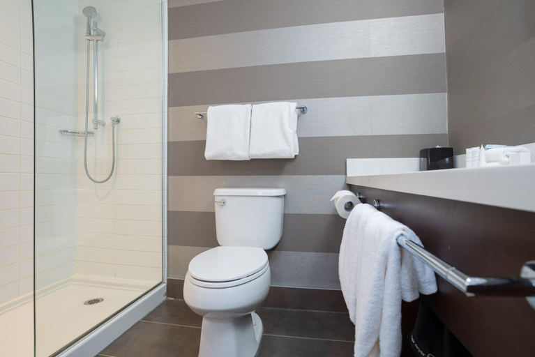 Bathroom 5, Sandman Signature Mississauga Hotel, Peel
