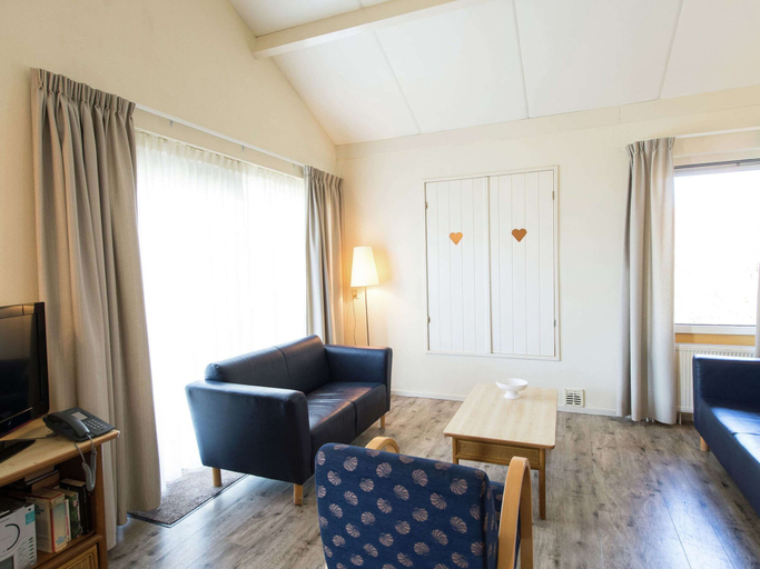 Living room 5, Comfortable Bungalow With Dishwasher, Near the Beach, Ameland