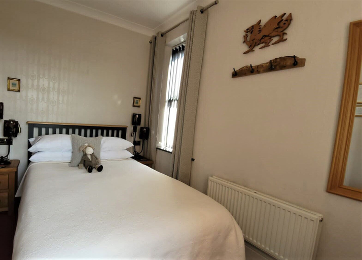 Bedroom 2, Greylands Guest House, Powys