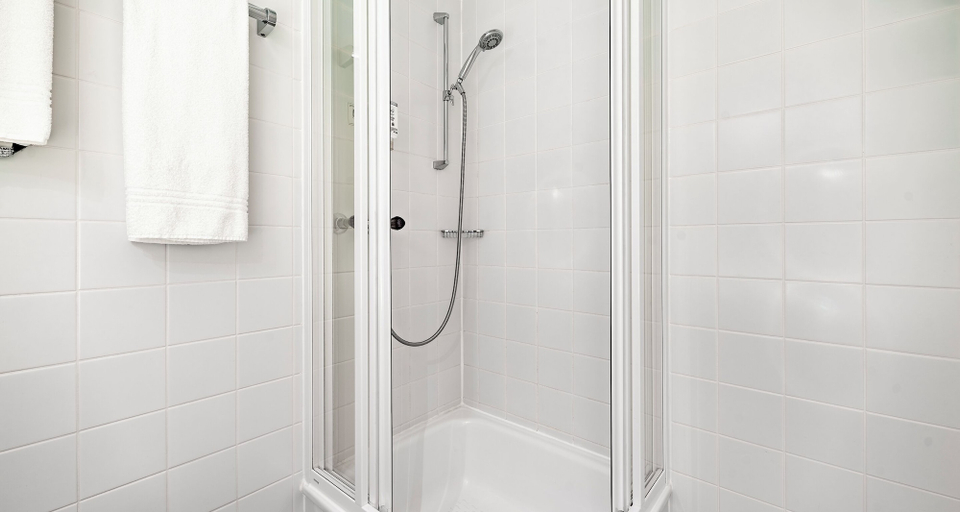 Bathroom 5, PLAZA INN Chemnitz, Chemnitz