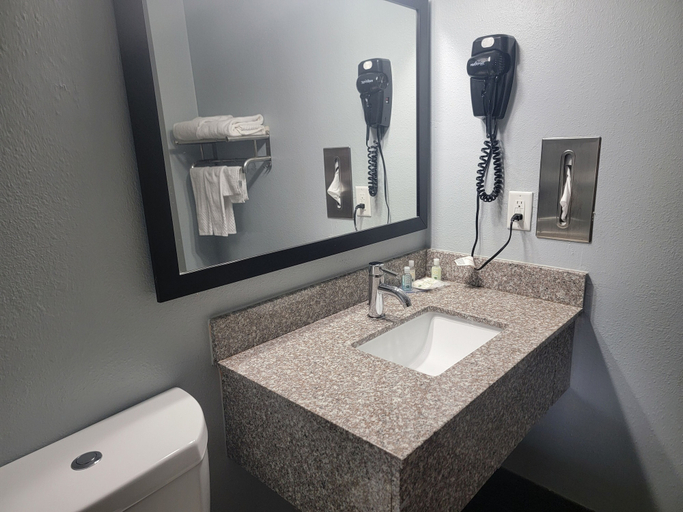 Bathroom 4, Quality Inn Grand Rapids Near Dowtown, Kent