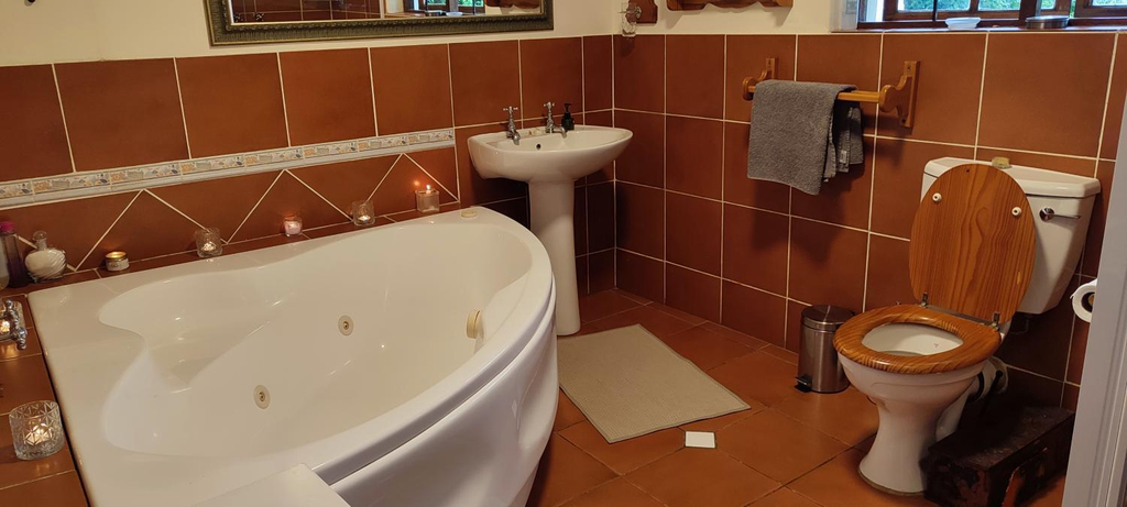 Bathroom 3, Cherbury, Uthukela