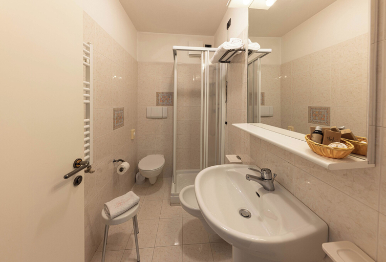 Bathroom 4, Hotel Plank, Trento